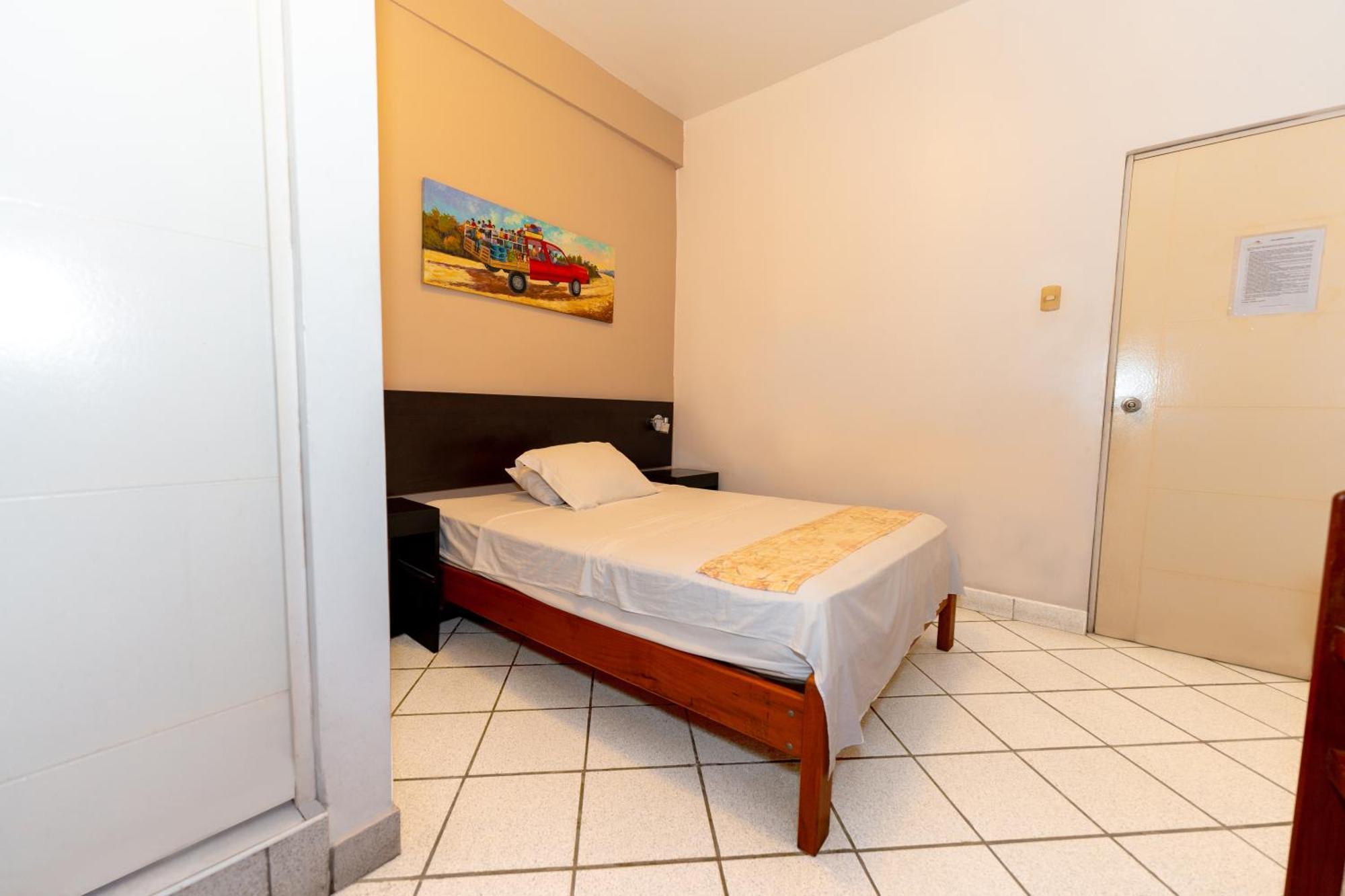 Hostal "Centrika" Tarapoto Eksteriør bilde